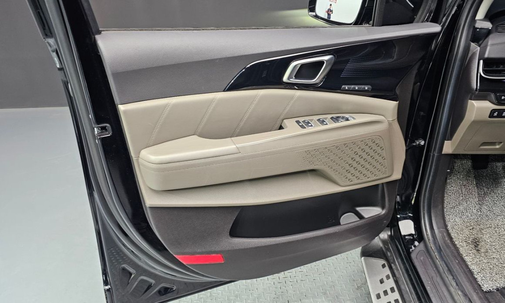 Kia Carnival 9-Seater Gravity, 2024
