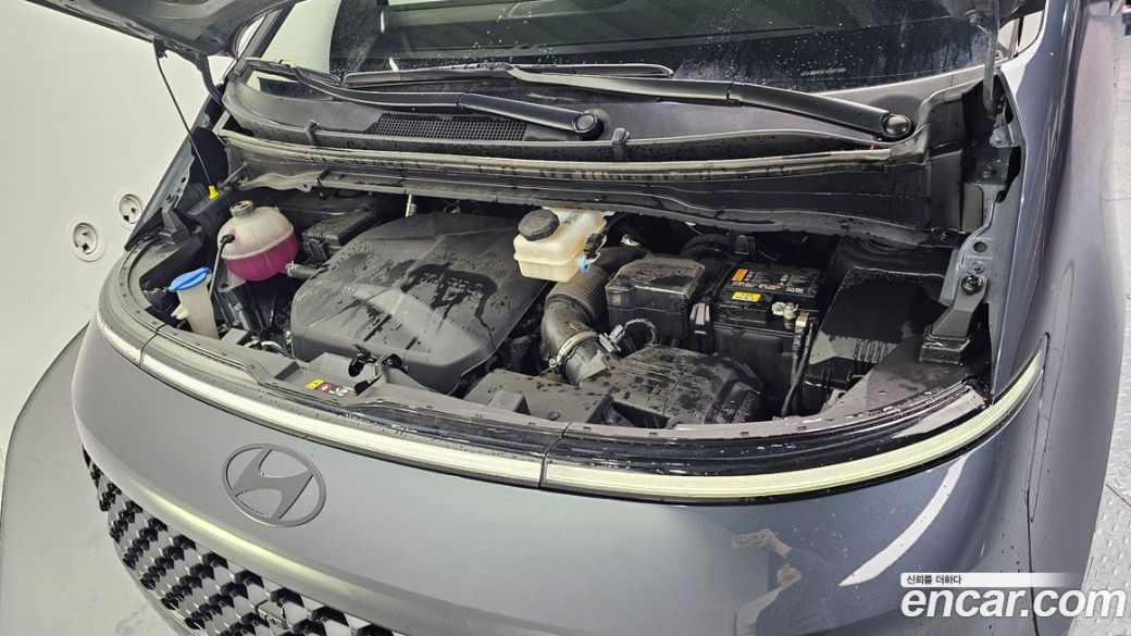Hyundai Staria 4WD Lounge 9-Seater, 2025