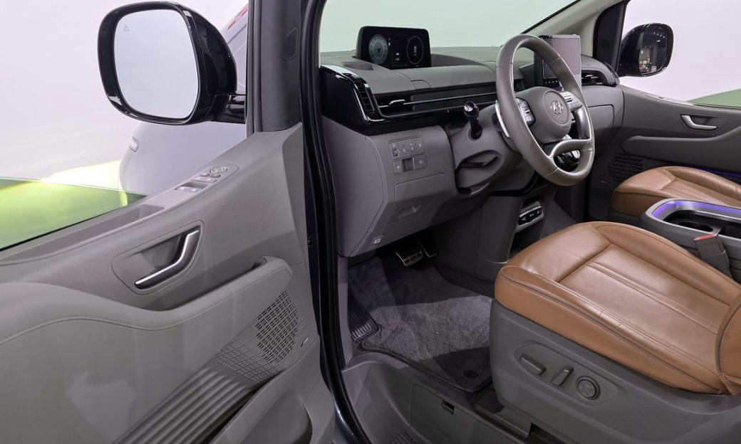 Hyundai Staria 4WD Lounge 9-Seater, 2022