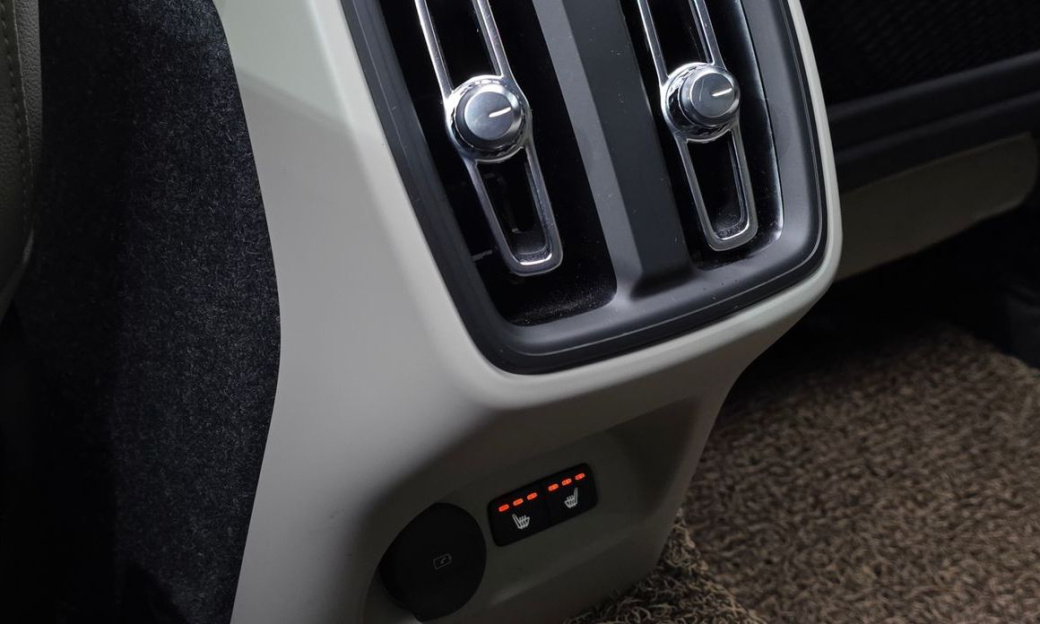 Volvo XC40 B4 Ultimate Bright, 2024