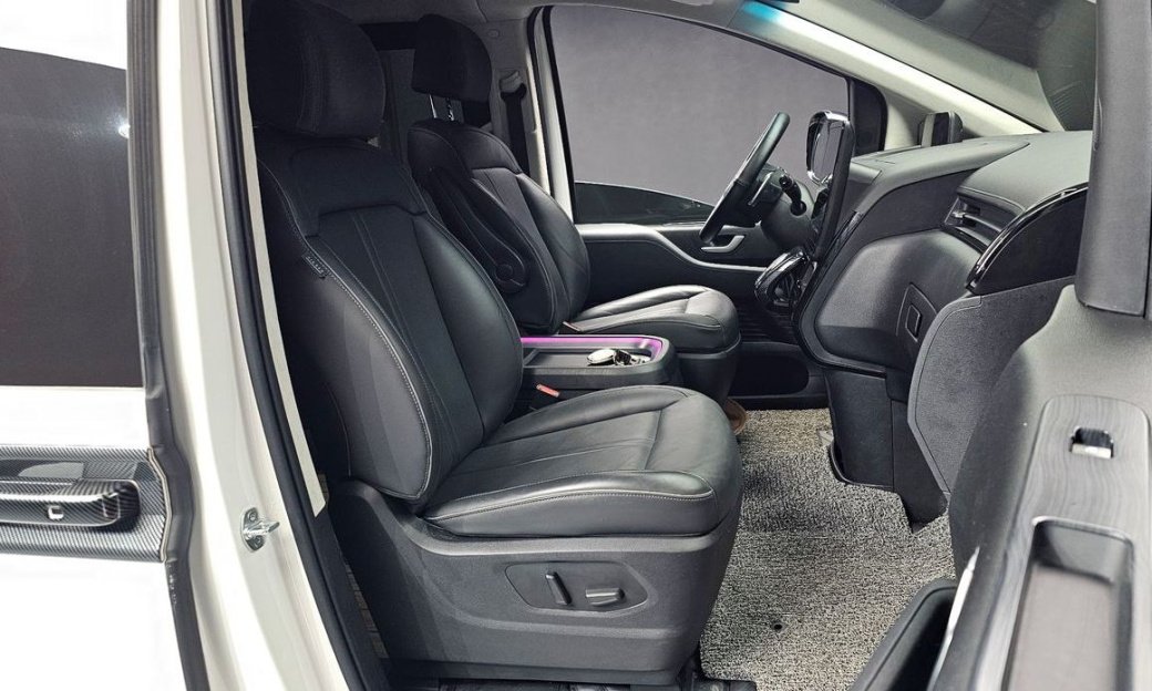 Hyundai Staria 4WD Lounge 9-Seater, 2024
