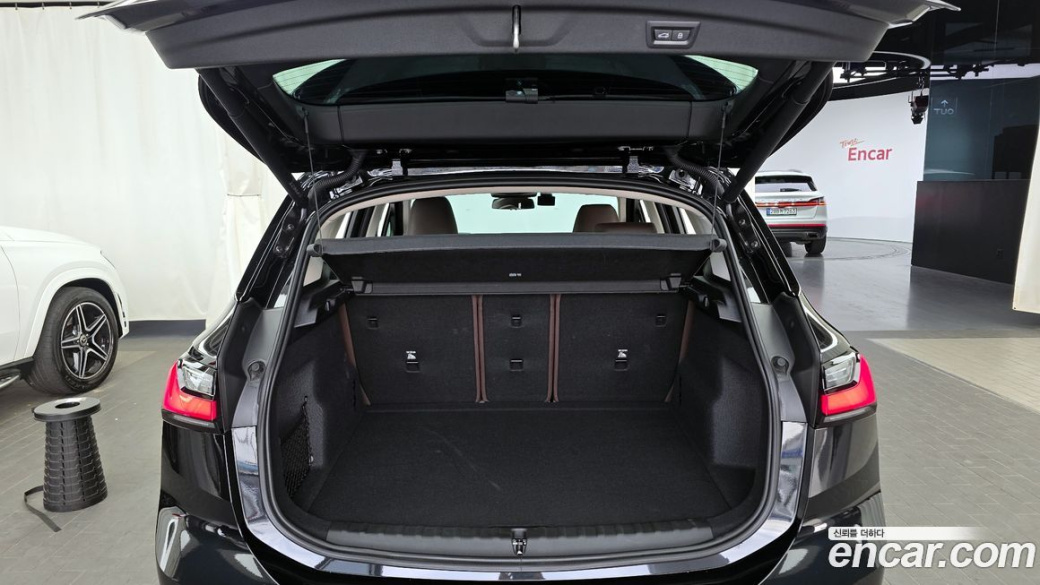 BMW 2-Series 220i Luxury, 2025