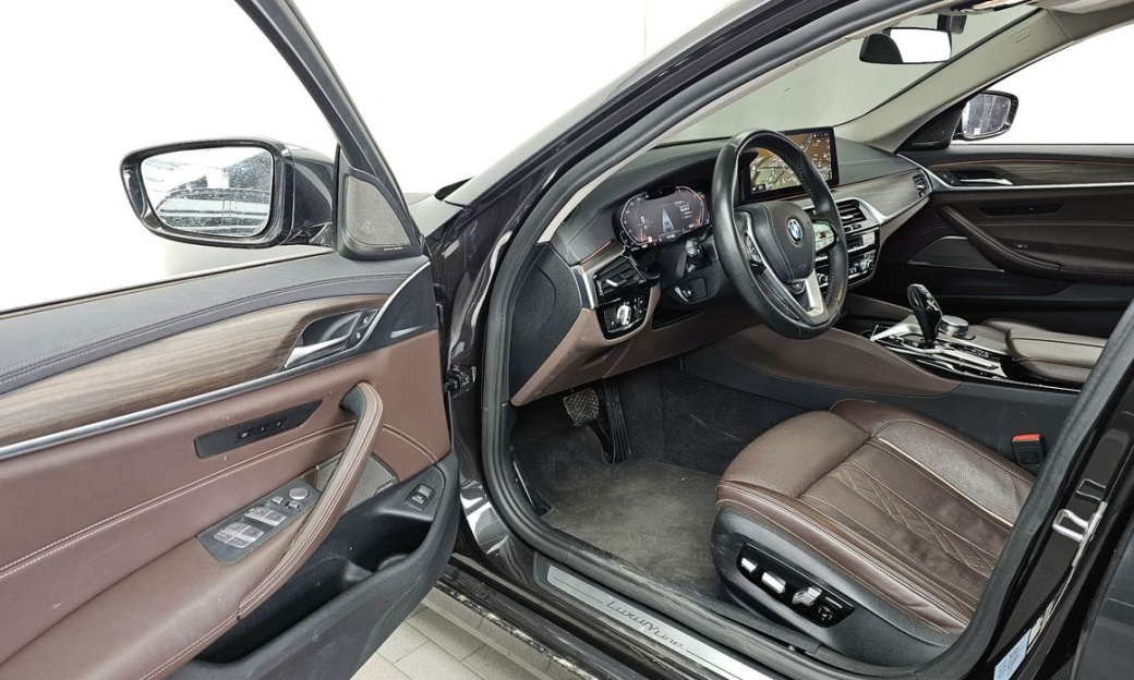 BMW 5-Series 530i Luxury, 2022