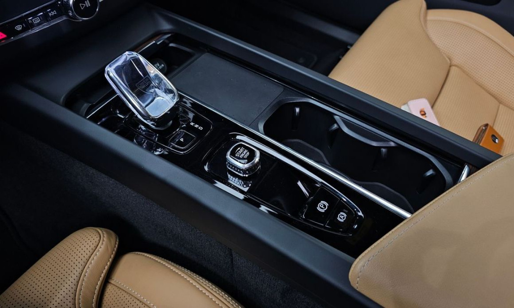 Volvo XC60 B6 Ultimate Bright, 2024