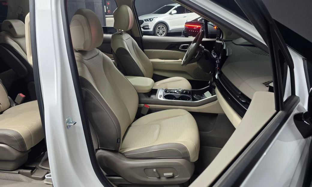 Kia Carnival 9-Seater Signature, 2024