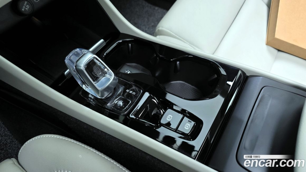 Volvo XC40 B4 Ultra Bright, 2024