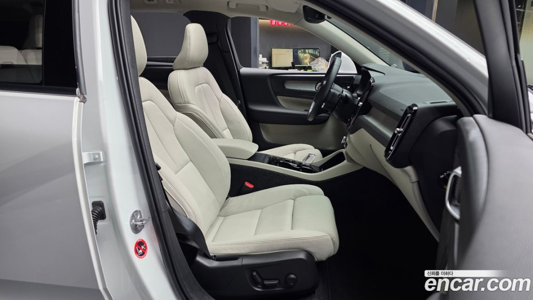 Volvo XC40 B4 Ultra Bright, 2025