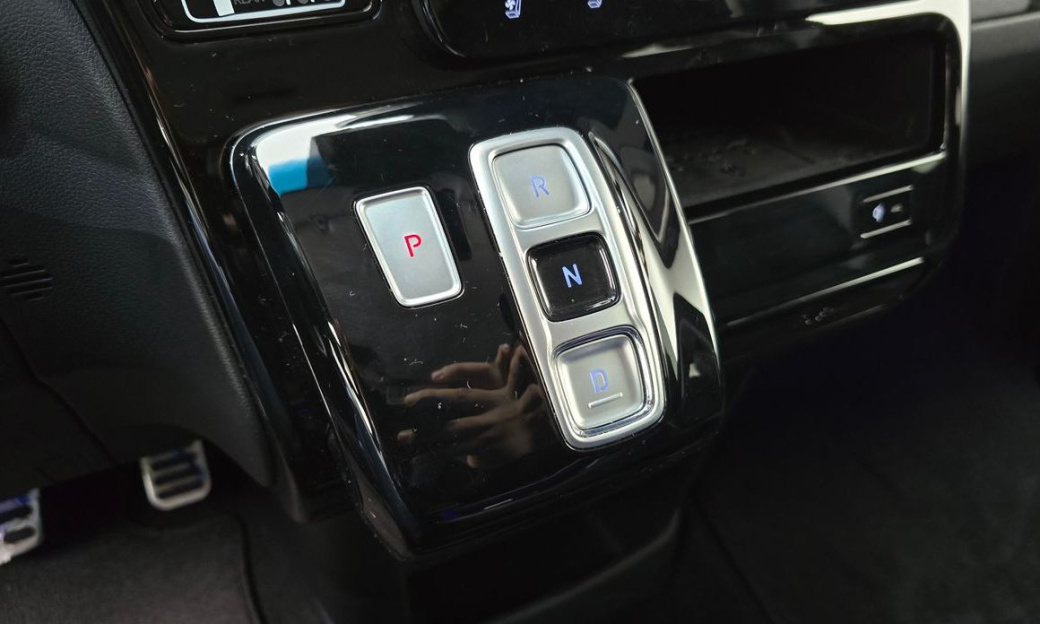 Hyundai Staria 4WD Lounge 9-Seater, 2025