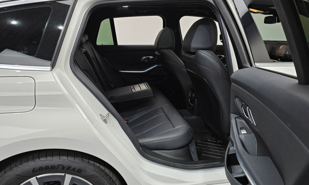 BMW 3-Series 320i Touring, 2024