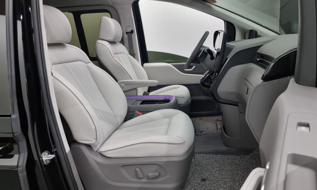 Hyundai Staria 4WD Lounge 7-Seater, 2024