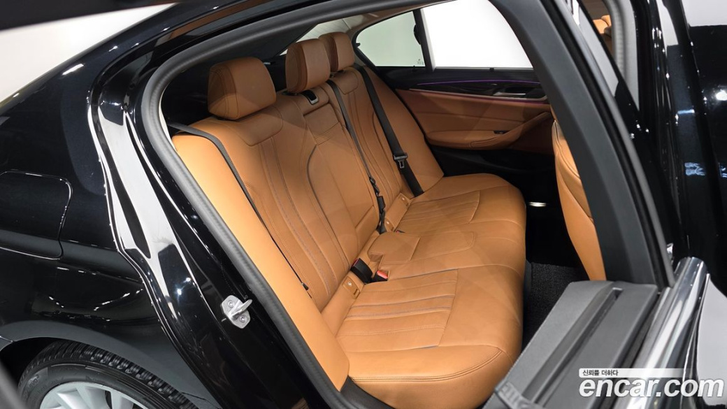BMW 5-Series 520i Luxury, 2023