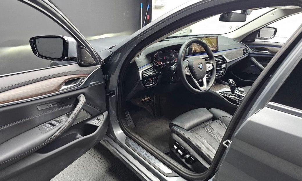 BMW 5-Series 530i xDrive Luxury, 2023