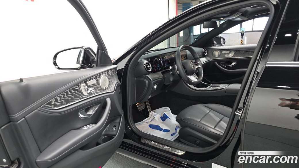 Mercedes-Benz E-Class E350 4MATIC AMG Line, 2022