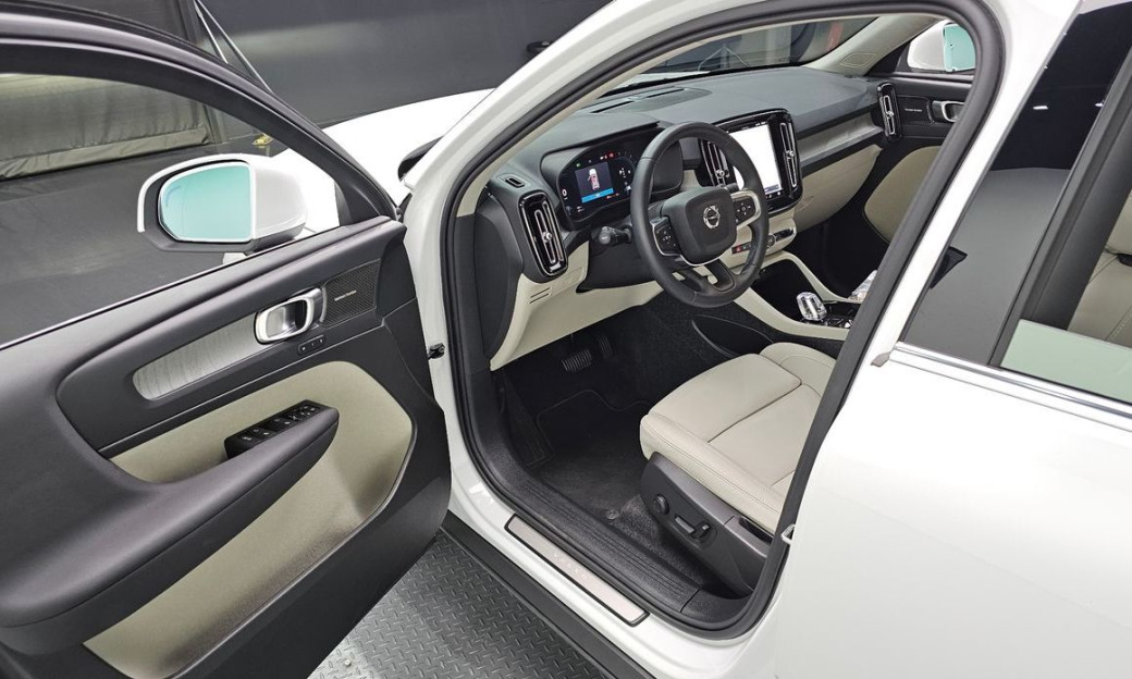 Volvo XC40 B4 Ultra Bright, 2025
