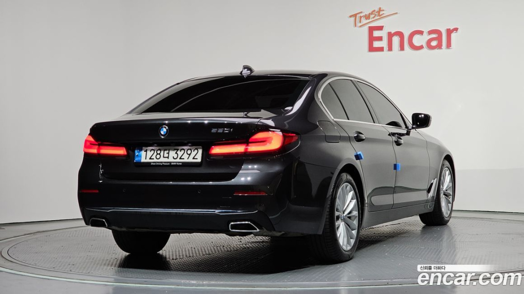 BMW 5-Series 520i Luxury, 2022