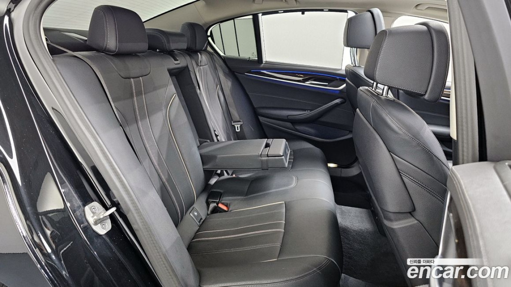 BMW 5-Series 520i Luxury, 2023