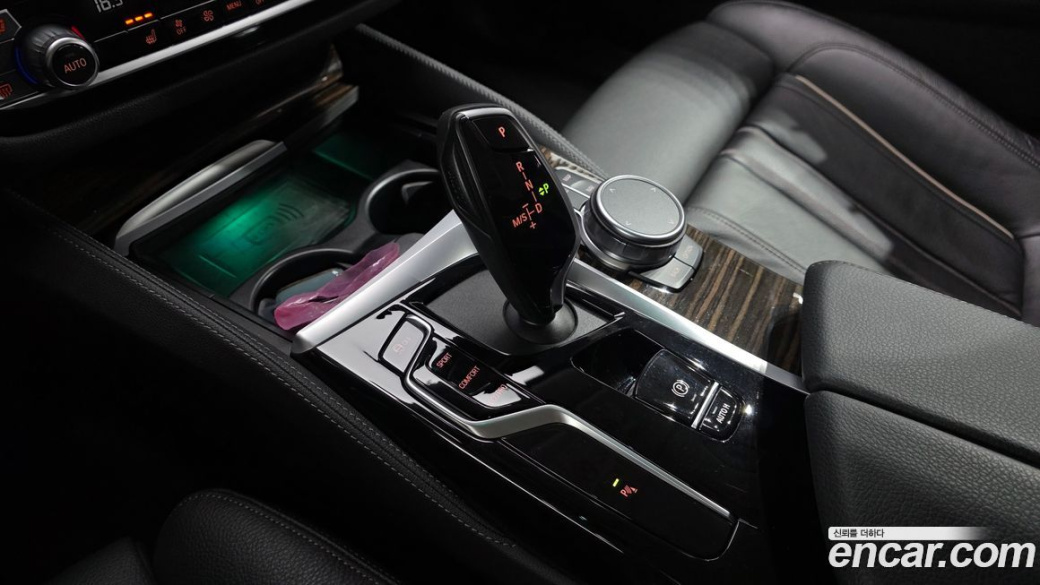 BMW 5-Series 520i Luxury, 2023