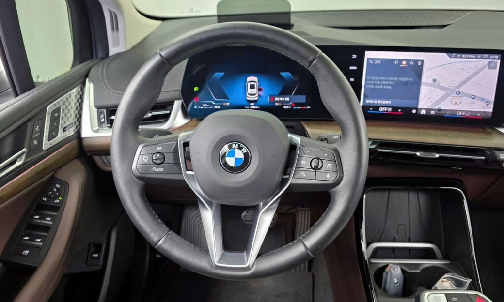BMW 2-Series 220i Luxury, 2024