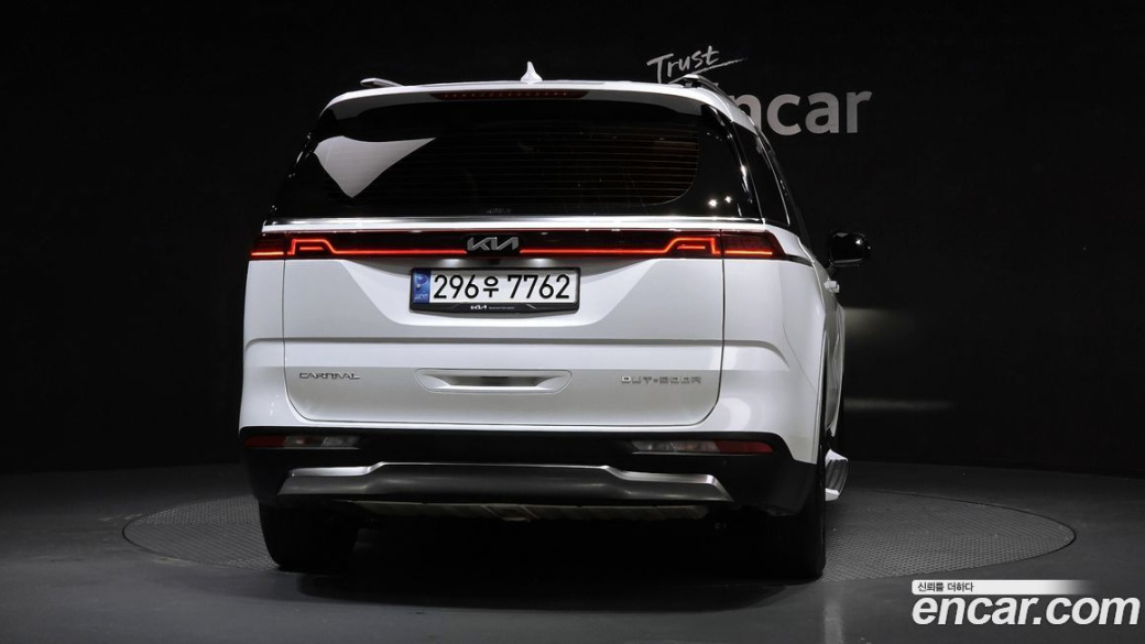 Kia Carnival 7-Seater Outdoor, 2023