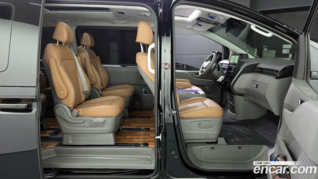 Hyundai Staria 4WD Lounge 9-Seater, 2025