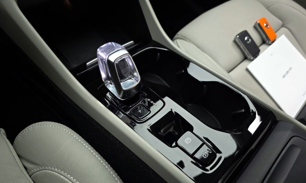 Volvo XC40 B4 Ultimate Bright, 2024