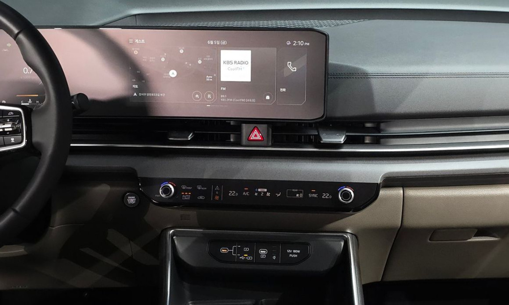 Kia Carnival 7-Seater Outdoor, 2025