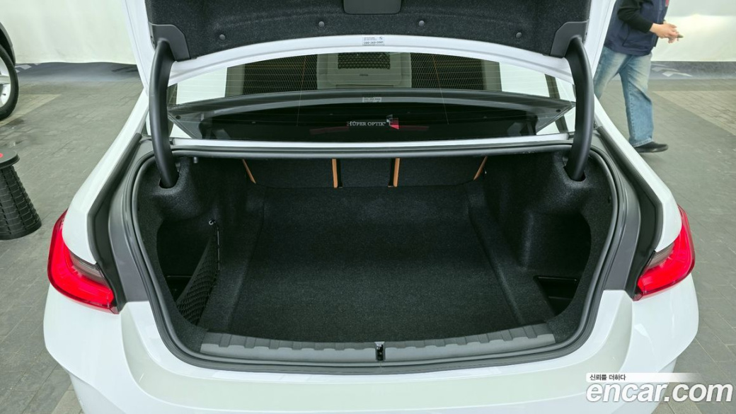 BMW 3-Series 320i, 2023