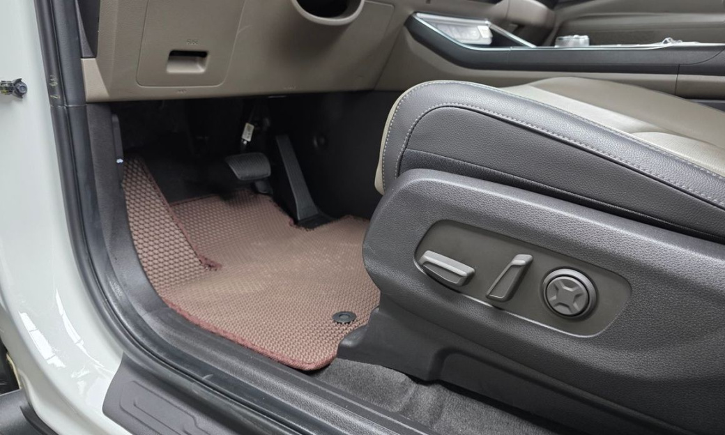Kia Carnival 7-Seater Outdoor, 2025