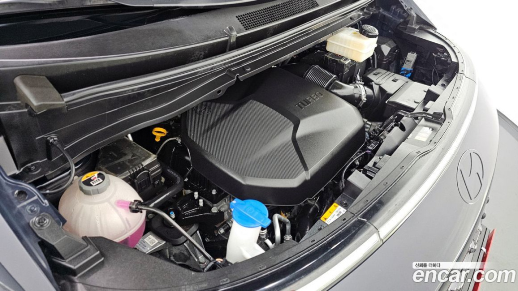 Hyundai Staria 4WD Lounge 9-Seater, 2025