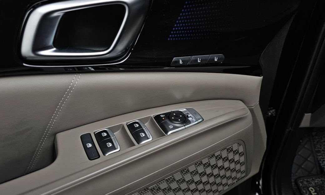 Kia Carnival 9-Seater Gravity, 2025