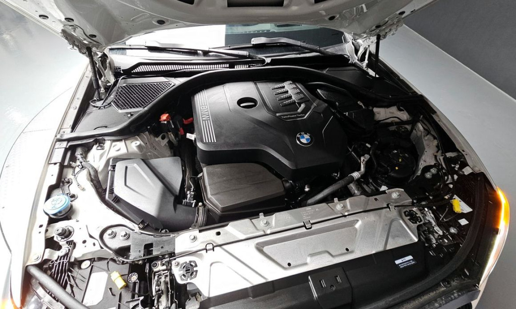 BMW 3-Series 320i Touring, 2024