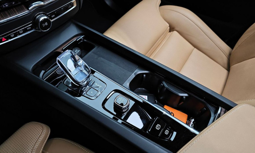 Volvo XC60 B6 Ultimate Bright, 2024