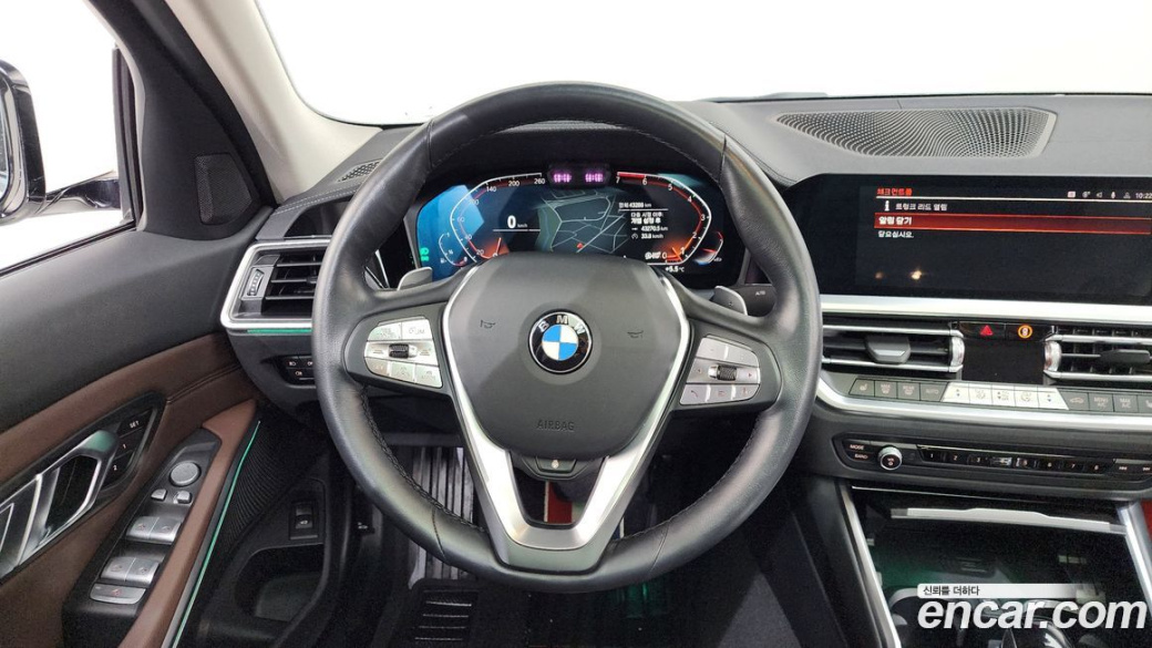 BMW 3-Series 320i Luxury, 2022