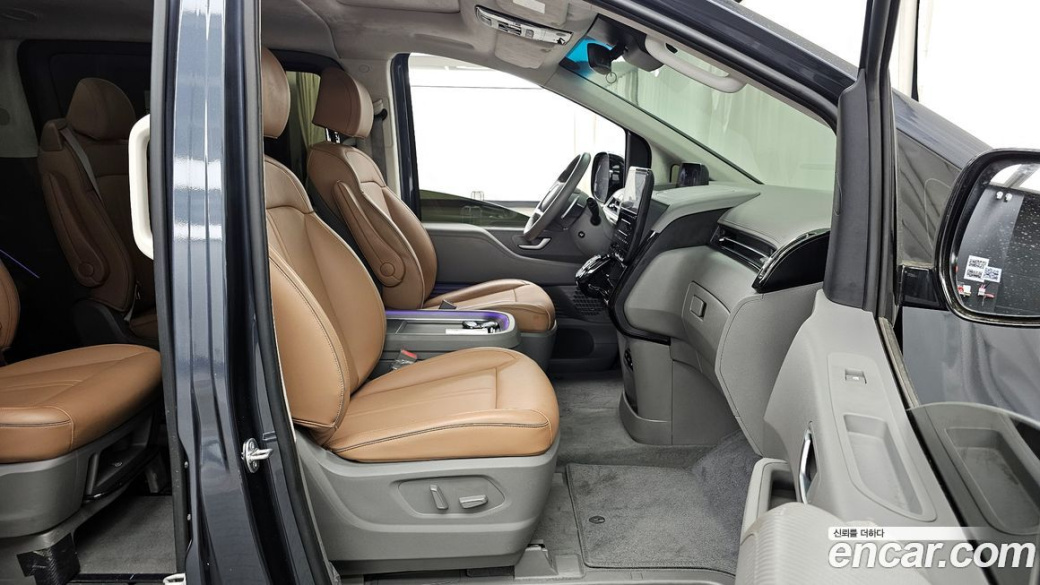 Hyundai Staria 4WD Lounge 9-Seater, 2025