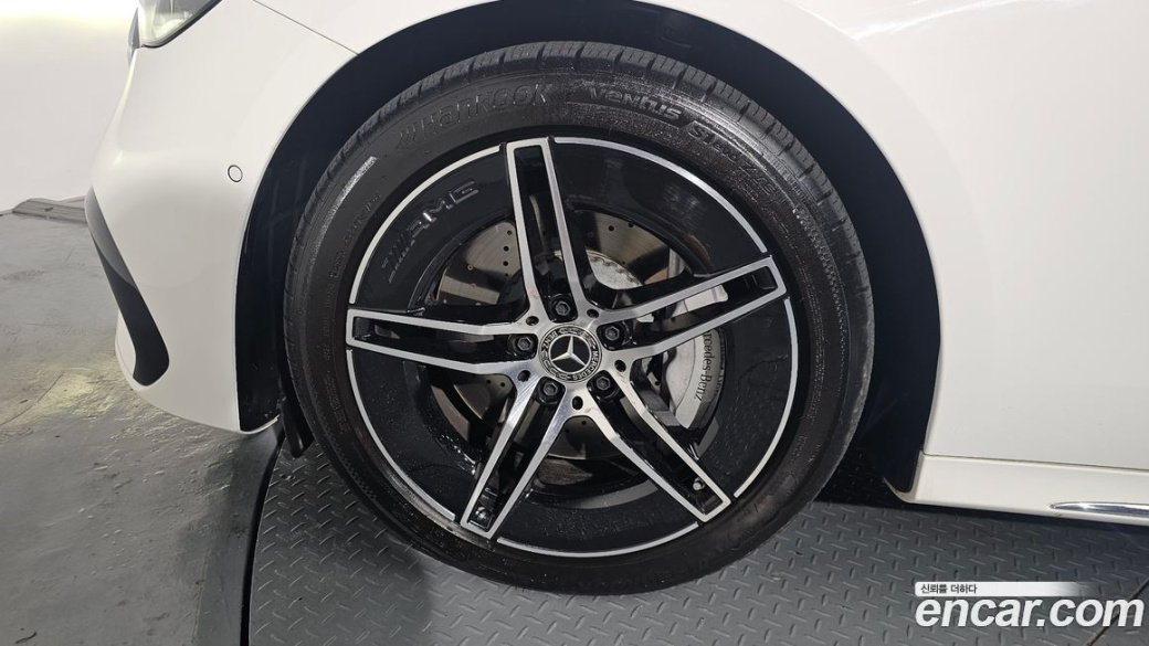 Mercedes-Benz E-Class E300 4MATIC AMG Line, 2025