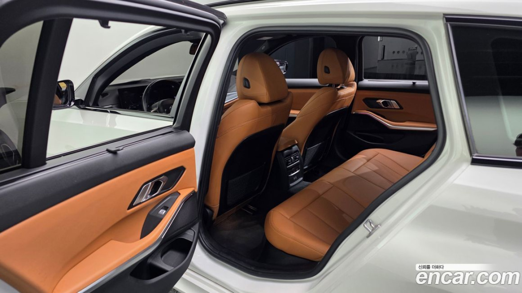 BMW 3-Series 320i Touring M Sports, 2023