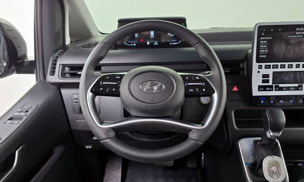 Hyundai Staria Tourer 11-Seater, 2024