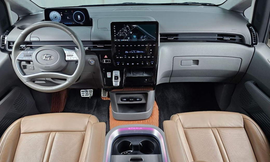 Hyundai Staria 4WD Lounge 7-Seater, 2024
