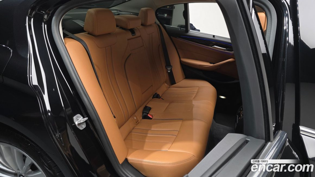 BMW 5-Series 520i Luxury, 2023