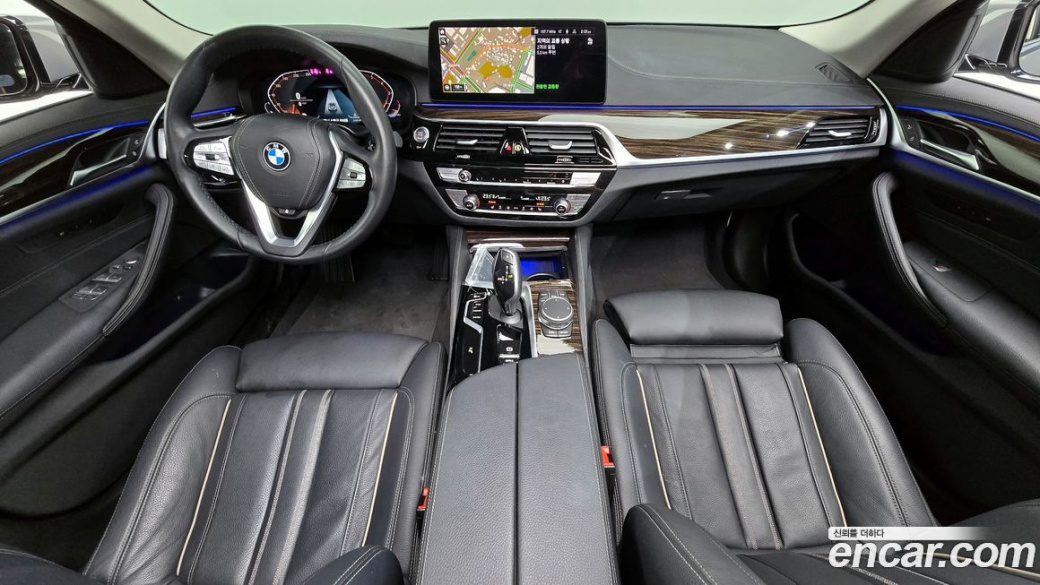 BMW 5-Series 520i Luxury, 2022