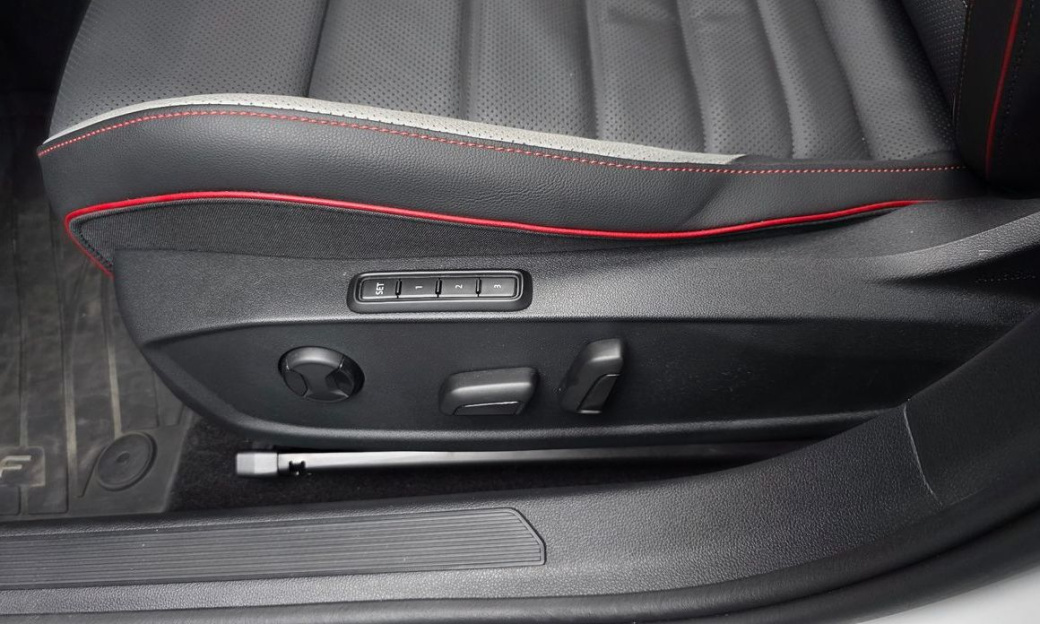 Volkswagen Golf 2.0 GTI, 2024