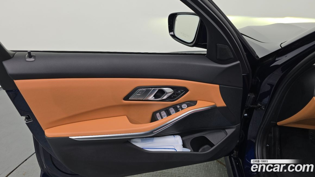 BMW 3-Series 320i, 2025