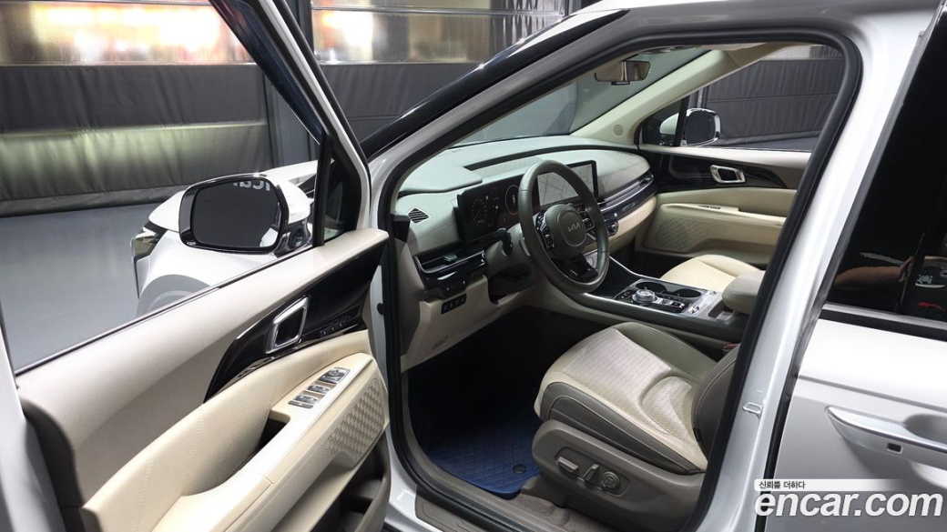 Kia Carnival 9-Seater Signature, 2024