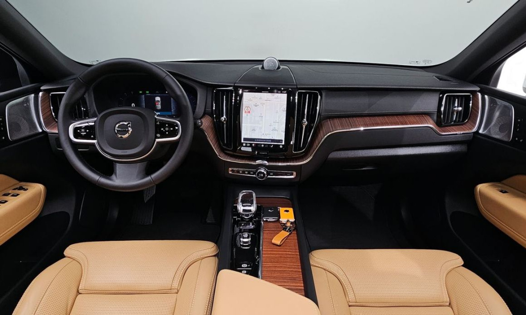 Volvo XC60 B6 Ultra Bright, 2025