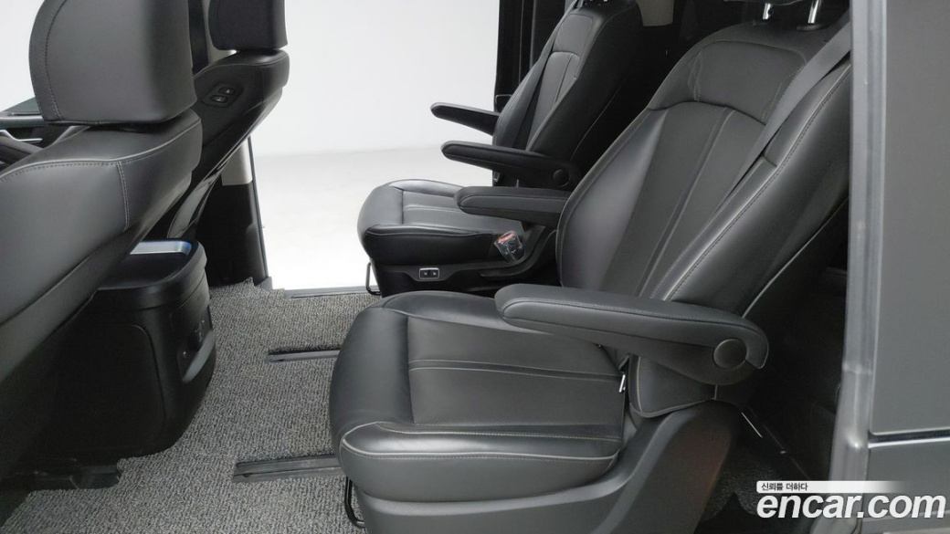 Hyundai Staria Lounge 9-Seater, 2022