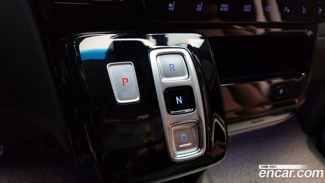 Hyundai Staria 4WD Lounge 9-Seater, 2023