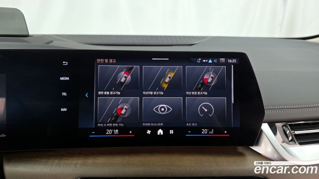 BMW 2-Series 220i Luxury, 2025