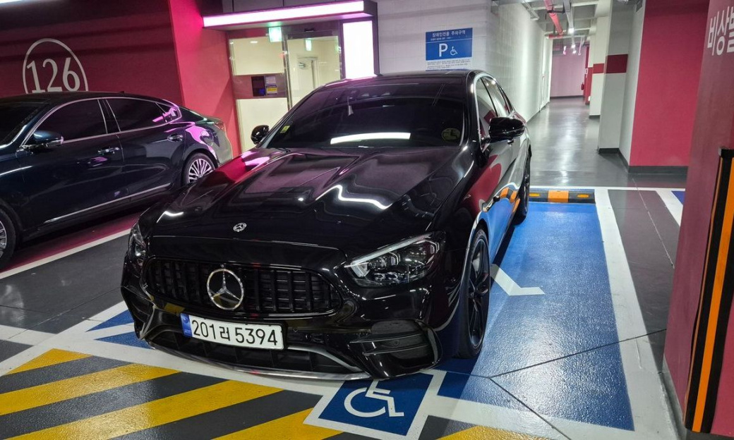 Mercedes-Benz E-Class E220d 4MATIC AMG Line, 2023