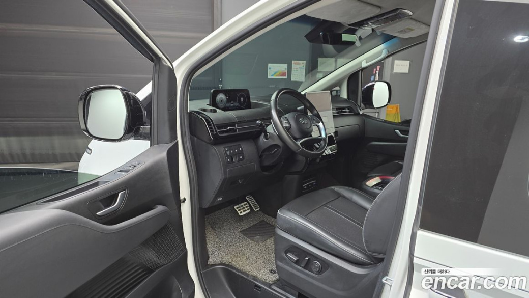 Hyundai Staria 4WD Lounge 9-Seater, 2022