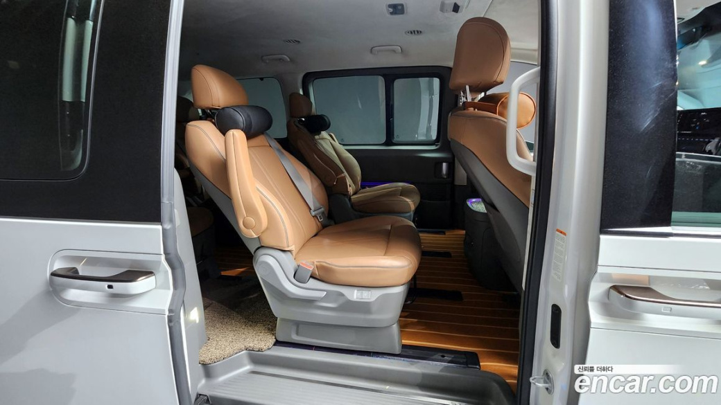 Hyundai Staria 4WD Lounge 9-Seater, 2023